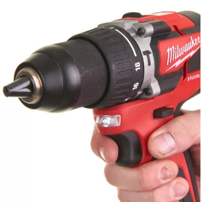 Дрель-шуруповёрт аккумуляторная ударная Milwaukee M18 CBLPD-422C 4933472116