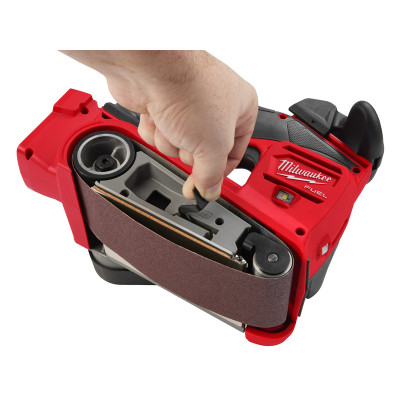 Стрічкова шліфмашина акумуляторна Milwaukee M18 FBTS75-552X 4933479615