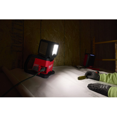 Фонарь аккумуляторный Milwaukee M18 MDTL-0 4933498149 без АКБ