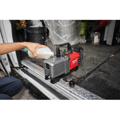 Насос вакуумный аккумуляторный Milwaukee M18 FVP5-801 4933499249