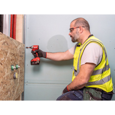Винтовёрт ударный аккумуляторный Milwaukee M18 BLIDRC-402C 4933499457