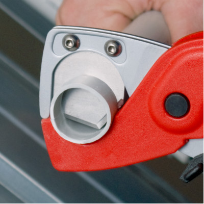 Труборез для шлангов и защитных труб KNIPEX PlastiCut 25 мм 90 20 185