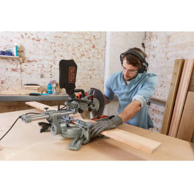 Торцювальна пила BLACK+DECKER BES700