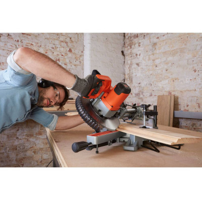 Торцювальна пила BLACK+DECKER BES700
