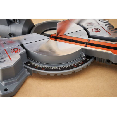 Торцовочная пила BLACK+DECKER BES701