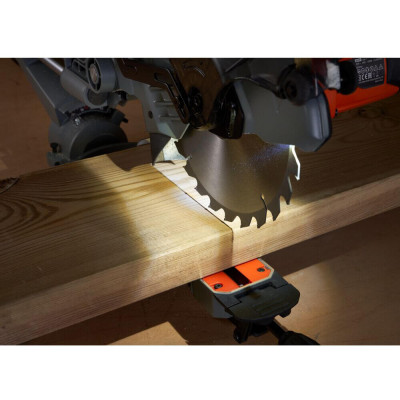 Торцовочная пила BLACK+DECKER BES701