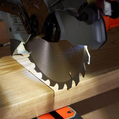 Торцовочная пила BLACK+DECKER BES702