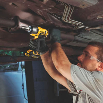 Аккумуляторный ударный гайковерт DeWALT XR DCF813D2