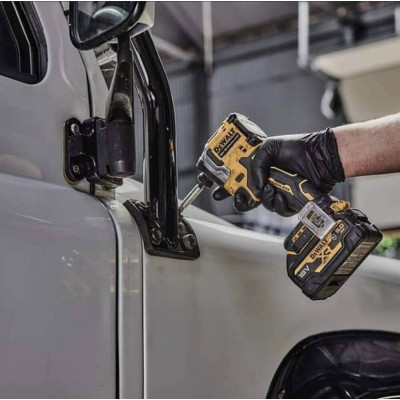 Винтовёрт аккумуляторный ударный бесщёточный DeWALT DCF850NT