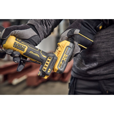 Угловая шлифмашина аккумуляторная DeWALT DCG404S2T