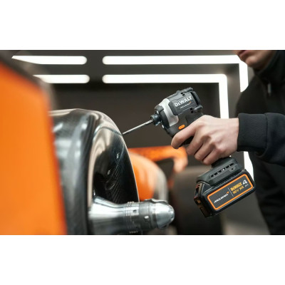 Набір акумуляторних інструментів DeWALT McLaren F1 TEAM LIMITED EDITION DCK200MP2T