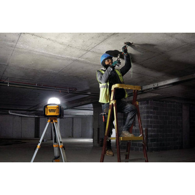 Фонарь светодиодный аккумуляторный DeWALT DCL074 без АКБ
