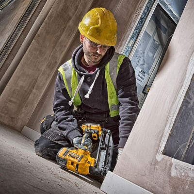 Пістолет цвяхозабивний акумуляторний безщітковий DeWALT DCN660NT без АКБ