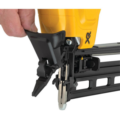 Пістолет цвяхозабивний акумуляторний безщітковий DeWALT DCN662NT без АКБ