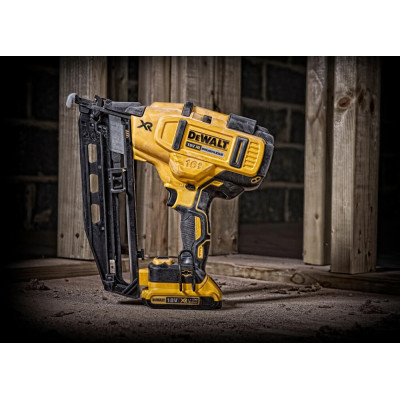 Пістолет цвяхозабивний акумуляторний безщітковий DeWALT DCN662NT без АКБ