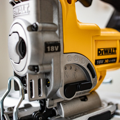 Лобзик акумуляторний DeWALT DCS331N без АКБ