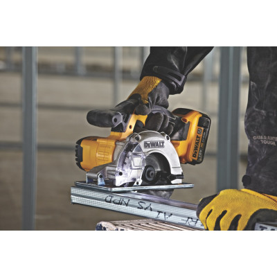 Дискова пила акумуляторна DeWALT DCS373NT без АКБ