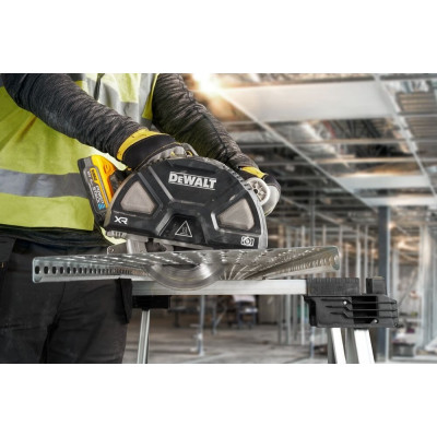 Дискова пила по металу акумуляторна DeWALT DCS383H2