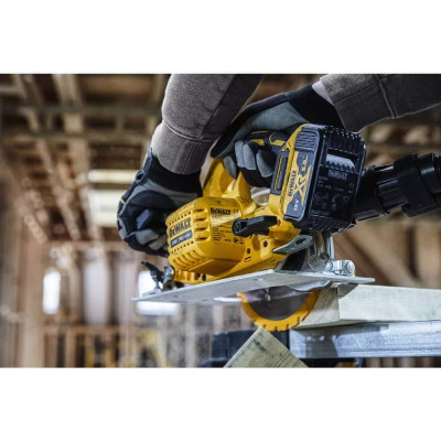 Дисковая пила аккумуляторная DeWALT DCS570N без АКБ