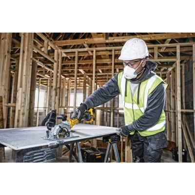 Дискова пила акумуляторна DeWALT DCS571P2
