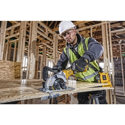 Дискова пила акумуляторна DeWALT DCS571P2