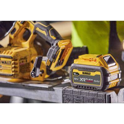 Дисковая пила аккумуляторная DeWALT DCS573NT без АКБ