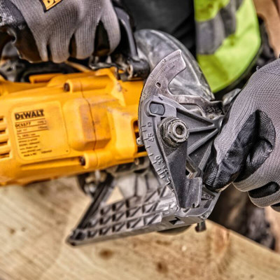 Дисковая пила аккумуляторная DeWALT DCS577N без АКБ
