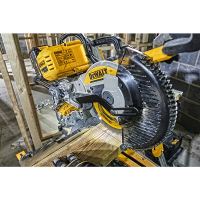 Торцовочная пила аккумуляторная DeWALT DCS727N без АКБ