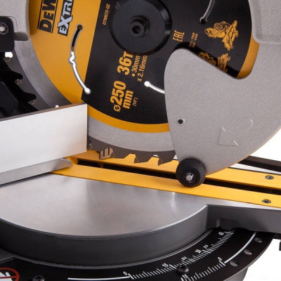 Торцовочная пила аккумуляторная DeWALT DCS777T2