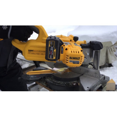 Торцовочная пила аккумуляторная DeWALT DCS777T2