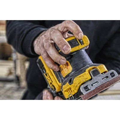 Вібраційна шліфмашина акумуляторна DeWALT DCW200P2