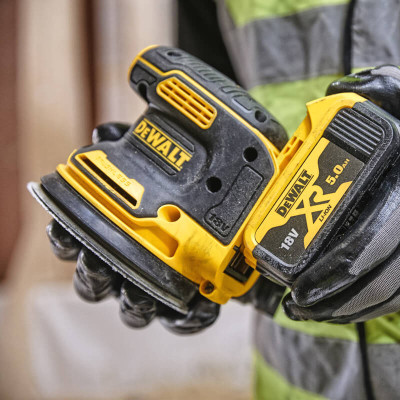 Эксцентриковая шлифмашина аккумуляторная DeWALT DCW210P2