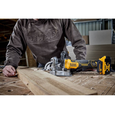 Фрезер акумуляторний ламельний DeWALT DCW682NT без АКБ