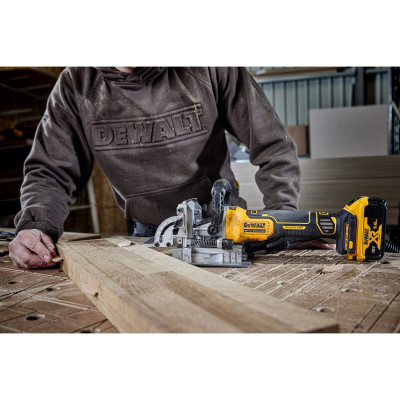Фрезер акумуляторний ламельний DeWALT DCW682P2