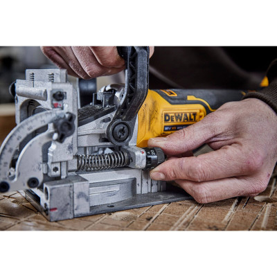Фрезер акумуляторний ламельний DeWALT DCW682P2