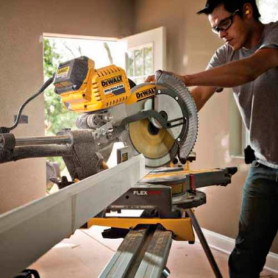 Аккумуляторная торцовочная пила DeWALT XR FLEXVOLT DHS780T2A