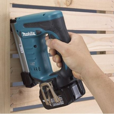 Степлер аккумуляторный Makita DST221Z без АКБ