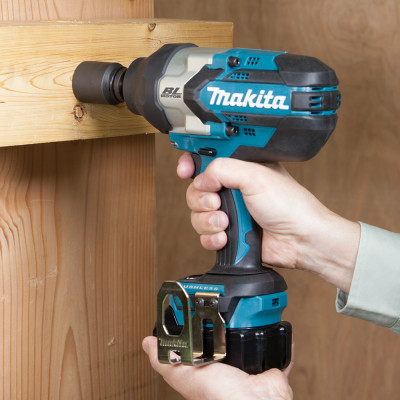 Гайковёрт ударный аккумуляторный Makita DTW1002RTJ