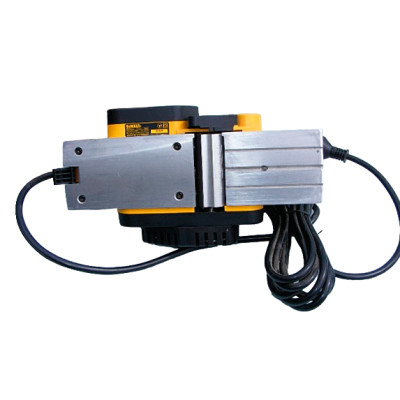 Рубанок електричний DeWALT DW680