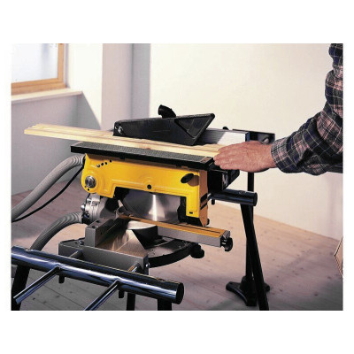 Торцовочно-циркулярная пила DeWALT DW711