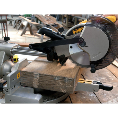 Торцювальна пила DeWALT DW712