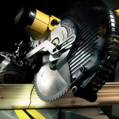 Торцювальна пила DeWalt DW717XPS