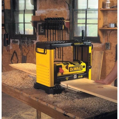 Рейсмусный рубанок DeWALT DW733