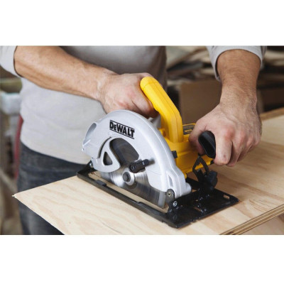 Дисковая пила DeWALT DWE560K