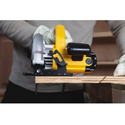 Дисковая пила DeWALT DWE560K