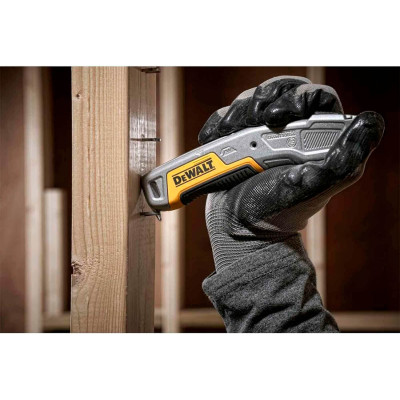 Нож с выдвижным лезвием DeWALT DWHT10054-0