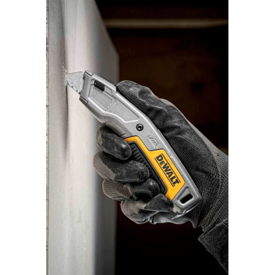 Нож с выдвижным лезвием DeWALT DWHT10054-0