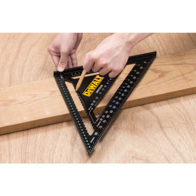 Кутник металевий покрівельний DeWALT 300х300 мм DWHT25228-0