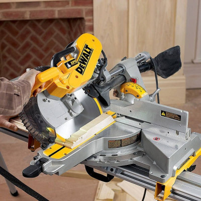 Торцювальна пила DeWALT DWS780