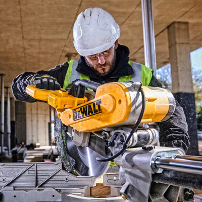 Торцювальна пила DeWALT DWS780